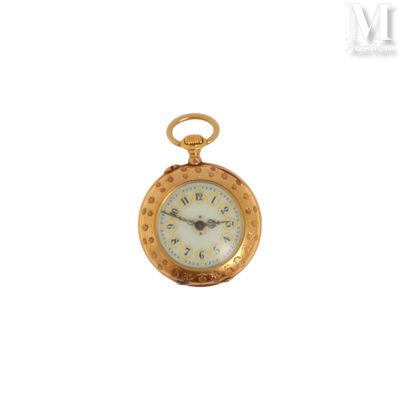 une montre de poche en or avec un cadran blanc sur fond blanc