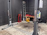 une photo d'un garage rempli d'outils