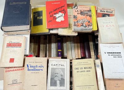 un grand nombre de livres posés sur une table