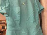 une robe bleue suspendue à un cintre dans une pièce