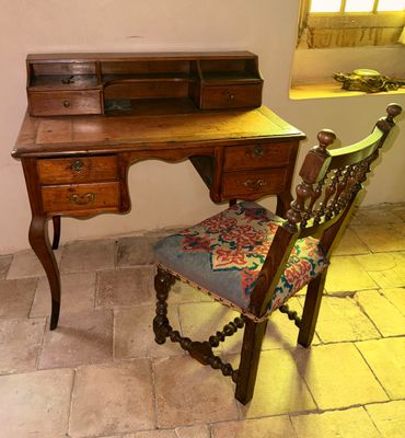 un petit bureau avec une chaise devant
