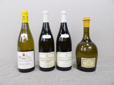 quatre bouteilles de vin sont alignées sur une table