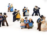 de nombreuses figurines représentant des personnes debout en cercle