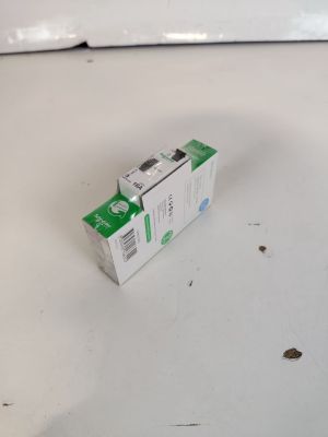 un paquet de cigarettes posé sur une table