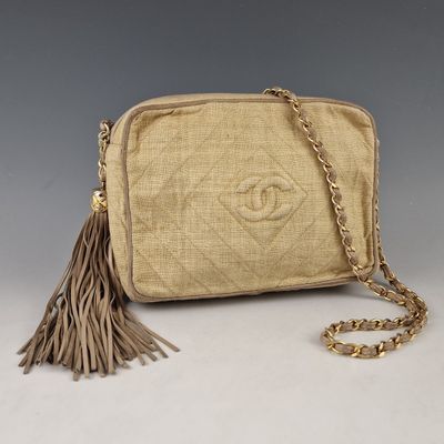 sac Chanel avec chaîne et pompons
