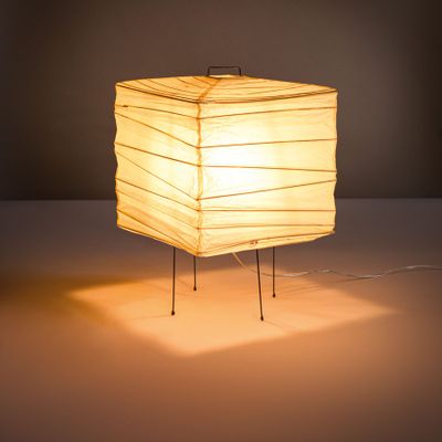 l'image d'une lampe posée sur une table