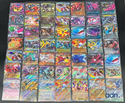gros plan d'un paquet de cartes pokemon sur une table