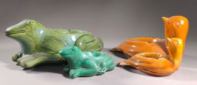 deux figurines de grenouilles et une tortue posées sur une table