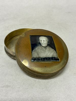 l'image d'une femme figurant sur le couvercle d'une boîte