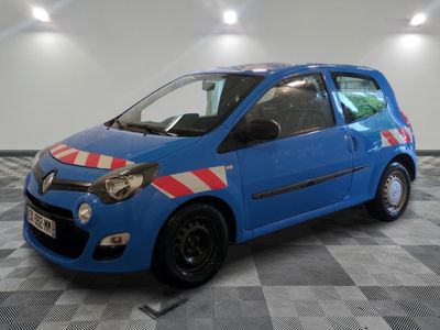 la photo d'une petite voiture bleue garée dans un garage