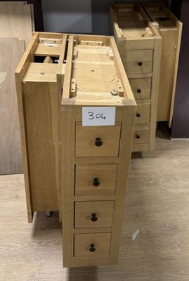 trois tiroirs en bois sur lesquels figure un numéro