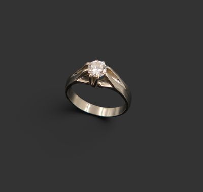 une bague en or blanc avec un seul diamant au centre
