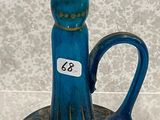 un vase bleu à bord doré posé sur un socle
