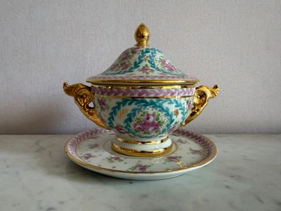 un bol et une soucoupe posés sur une assiette, sur une table
