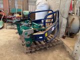 une photo d'une machine posée sur une palette