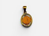 un pendentif en forme de pièce d'or renfermant une petite pièce