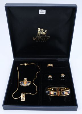 M. FREYWILLE. Parure en métal doré et émaux comprenant un br…