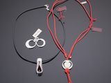 un collier, un bracelet et un porte-clés sur fond noir