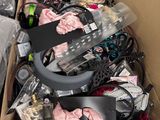 une boîte remplie d'objets assortis qui s'y trouvent