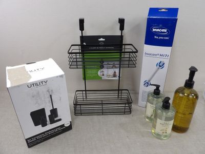 deux flacons de savon, un flacon de gel hydroalcoolique et un flacon de gel hydroalcoolique posés sur une table