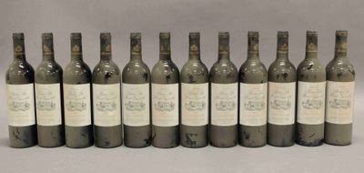 six bouteilles de vin sont alignées sur une table