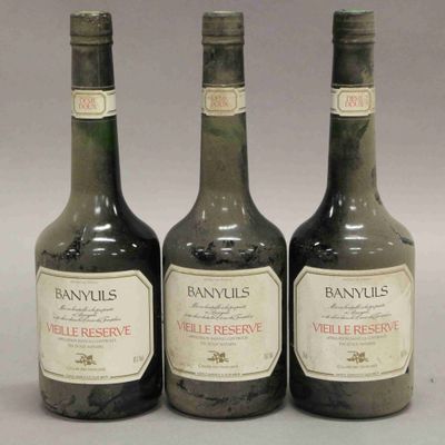 trois bouteilles de vin posées l'une à côté de l'autre sur une table