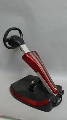 une photo d'un volant rouge et noir posé sur un support
