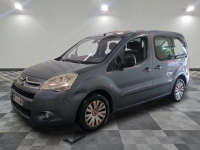 La camionnette grise de Citrole est garée dans une grande pièce.