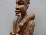 statue représentant un homme tenant un bébé dans ses bras