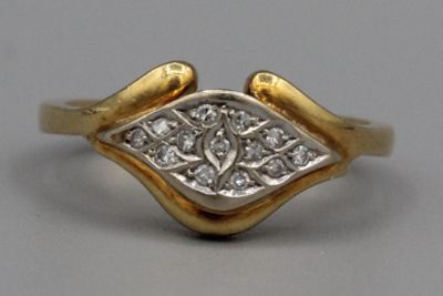 une image d'une bague en diamant sur une table