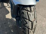 un gros plan d'un pneu de moto dans la rue