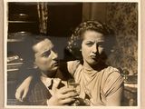 une vieille photo d'un homme et d'une femme tenant des verres à vin
