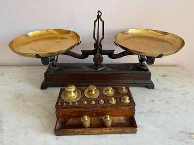 deux plaques en laiton posées sur un socle en bois, lui-même posé sur une table en marbre
