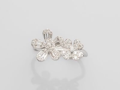 une bague en or blanc sertie de diamants en forme de fleur