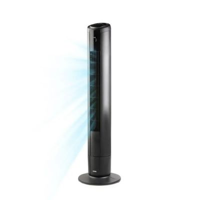 une photo d'un ventilateur colonne noir posé sur une table