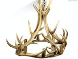 lustre en bois de cerf, composé de véritables bois de cerf suspendus à une chaîne