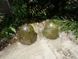 deux vases verts posés par terre