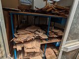une pièce dont le sol est en grande partie recouvert de parquet