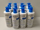 quatre flacons de nettoyant Uriage Xémose posés sur une table