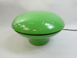 un feu vert posé sur une table
