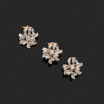 une paire de boucles d'oreilles en diamant et or