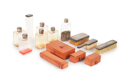 NECESSAIRE DE VOYAGE en argent, poinçon Minerve, verre taill…