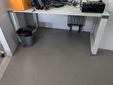 un bureau blanc sur lequel se trouve un ordinateur