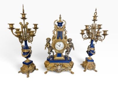 trois types d'horloges différents exposés sur un fond blanc