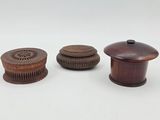 deux petites boîtes en bois et une petite boîte en bois posées sur une surface blanche