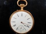 une montre de poche en or avec des chiffres romains