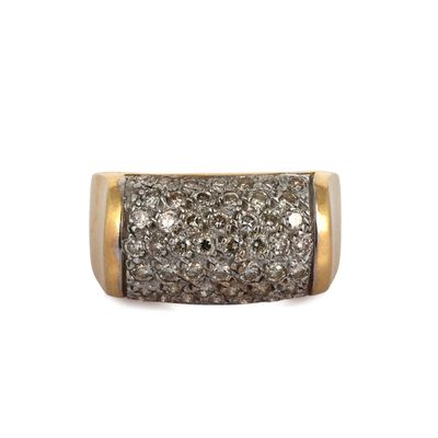 gros plan d'une bague en or et diamants sur fond blanc