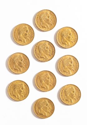 gros plan d'un paquet de pièces d'or sur une surface blanche