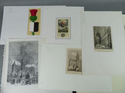 une série de photos accrochées au mur d'une pièce