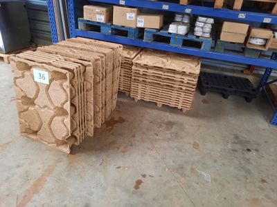 plusieurs cartons empilés les uns sur les autres dans un entrepôt